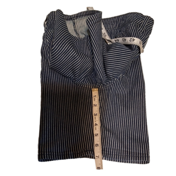 Lee Mid Rise Size 6 Shorts: A Classic, Comfortable and Stylish Choice - Picture 3 of 7